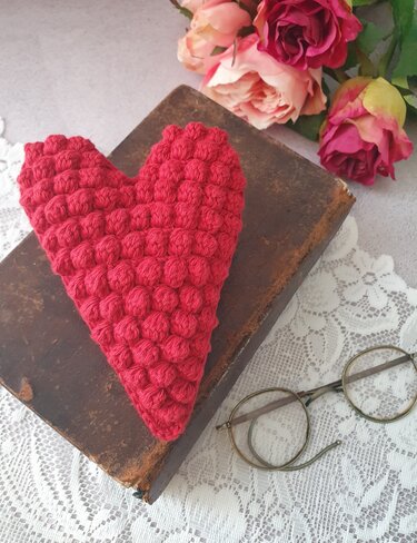Crochet pattern: Bubble Hearts Ruby - crochet hearts in 3 sizes - no sew!