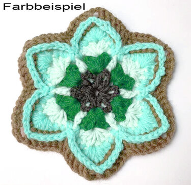 Häkelapplikation mehrlagige Blüte Farbbeispiel in Mint, Grün und Braun