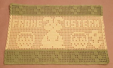 Gehäkelter Tischläufer in Hellgelb und Grün mit Hasenmotiven