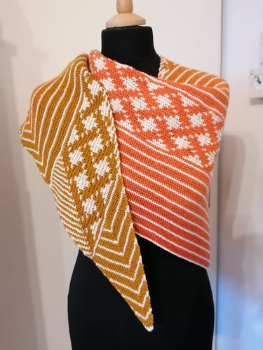 Gestricktes Dreieckstuch in Orange und Senfgelb mit weißen Mosaikmotiven und diagonalen Streifen auf Mannequin