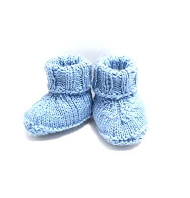 Hellblaue handgestrickte Babyschuhe mit umgeschlagenem Bündchen auf weißem Hintergrund.