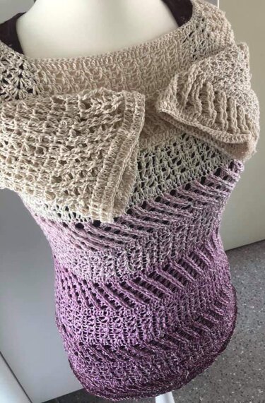 Ajour gehäkelter Pullunder mit diagonalen Reihen und umgeschlagenem Kragen, Farbverlauf beige-rosa-violett