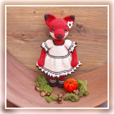 MISS FOXY – Crochetpattern Fox with Dress