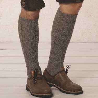 Grau gestrickte knielange Herrensocken mit Zopfmuster, kombiniert mit braunen Schuhen