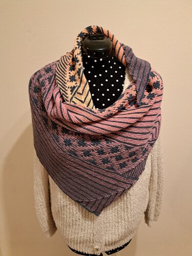 Mehrfarbiges handgestricktes Dreieckstuch in Rosa, Dunkelblau und Koralle auf Mannequin