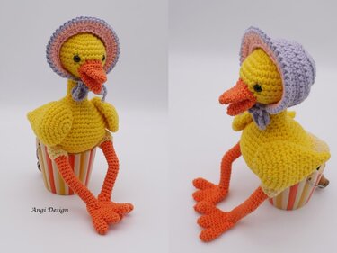 Gehäkeltes gelbes Küken-Amigurumi mit pastellfarbenem Häubchen, Vorder- und Seitenansicht