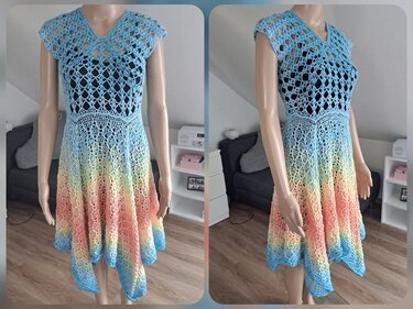Gehäkeltes Damenkleid in Blau, Gelb und Rosé mit V‑Ausschnitt und offenem Muster, präsentiert auf einem Mannequin.