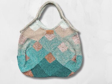 Gehäkelter Shopper in Türkis, Beige und Kupfer mit Rautenmuster und Henkeln