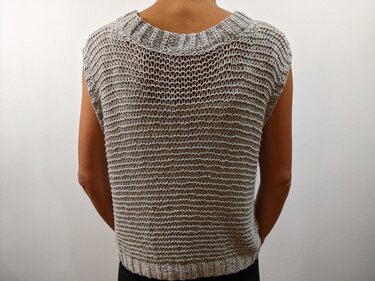 Rückenansicht: ärmelloses hellgraues Stricktop mit offenem Netzmuster und geripptem Ausschnitt und Saum