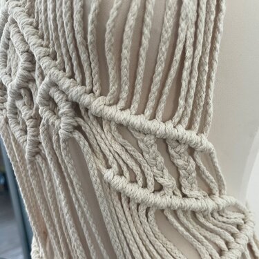 Detail von Makramee-Knoten und geknüpften Kordelabschnitten zur Technikreferenz