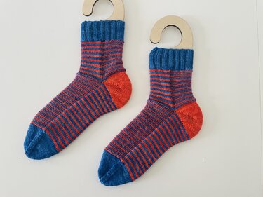 Strickvorlage für trendige Sockenmuster "socks of that stripe" - Stricken