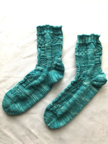 Paar türkisfarbener gestrickter Damensocken mit Zopf- und Perlmuster