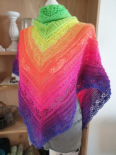 Liebenswert Dreiecktuch zum Häkeln