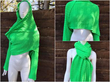 Mannequin präsentiert gehäkelten neongrünen Schal mit Kapuze und Ärmeln in verschiedenen Trageweisen