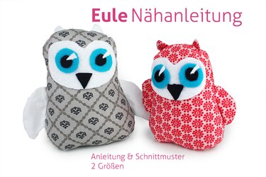 Zwei genähte Eulen-Kuscheltiere, grau ornamentiert und rot geblümt, mit weißen und blauen Filzaugen