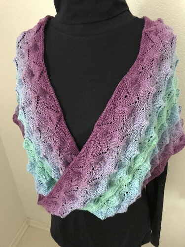 Gestrickter Loop mit Violett-zu-Mint-Farbverlauf und Ajourmuster auf schwarzem Oberteil