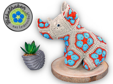 Gehäkeltes Nashorn aus African Flower Granny-Quadraten in Beige, Hellblau und Orange