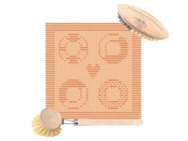 Orangefarbener Lappen mit Kreis- und Herzmotiven, zusammen mit zwei Holz-Haushaltsbbsten