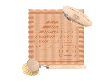 Gestricktes orange Geschirrtuch mit Frosch- und Behältermotiv, daneben zwei Holzbürsten