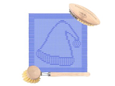 Strickmuster-Quadrat in Hellblau mit eingestrickter Glocke und zwei Holzbürsten