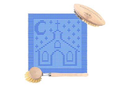 Blaues gestricktes Deckchen mit Kirchen- und Mondmotiv, zwei Holzbürsten