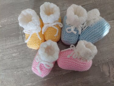 Strickanleitung Babyschuhe mit Zopfbündchen!