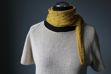 Antonia Schal mit Lochmuster stricken, ideal für 50g Knäuel oder Reste