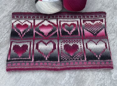 Loop mit Patchwork-Herzchen mit Double-Face gestrickt - Stricken