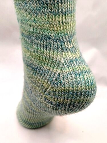 Detail der Fersennaht und Maschenstruktur einer gestrickten Socke