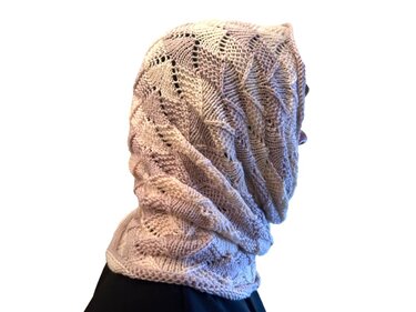 Beigefarbener gestrickter Loop-Schal mit Wellen- und Lochmuster, seitliche Ansicht