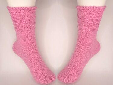 Paar rosa gestrickter Socken mit Zopfmuster am Schaft