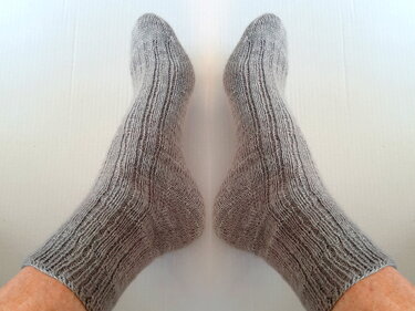 Graue, gestrickte knöchelhohe Socken mit Rippenmuster, von oben