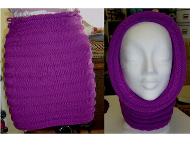 Violetter gestrickter Loop‑Schal mit horizontaler Rippenstruktur, flach liegend und auf Schaufensterpuppe präsentiert