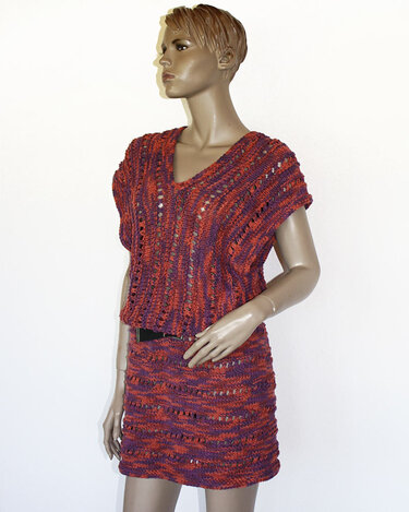 Schaufensterpuppe trägt gestricktes Kurzkleid in Rot‑Violett mit V‑Ausschnitt und Gürtel