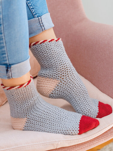 Gehäkelte Socken im Dreifarben-Design Rot, Rosa und Grau - Häkeln