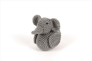 Gehäkelter grauer Elefant Amigurumi auf weißem Hintergrund