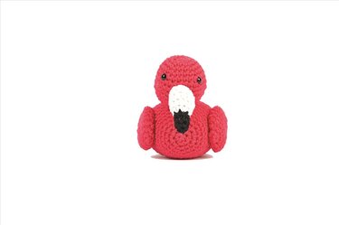 rosa Amigurumi-Vogel mit Flügeln und kontrastierendem Schnabel