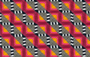 Häkeldecke aus bunten Granny Squares mit gelbem Zentrum, pinken Ringen, grauen Flächen und schwarz-weißen Streifen