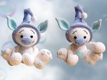 Zwei gehäkelte Amigurumi-Figuren in Creme und Pastellblau mit großen Ohren, runder Schnauze und Zipfelmütze mit Bommel