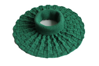 Gestrickter grüner Kragen mit geripptem Halsbund und Korbmuster