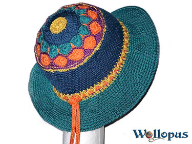 Gehäkelter Damen-Sonnenhut in Türkis und Dunkelblau mit mehrfarbigem Mandala-Motiv und breiter Krempe.