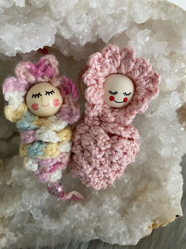 Glückszapfenwürmchen mit Blümchenhut - Häkeln