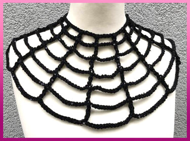 Schwarzer gehäkelter Netzkragen mit Pailletten auf Büste