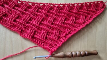 Crochet pattern for the asynchronous triangle shawl "bricks" - 2 options