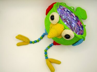 Gehäkeltes Vogel-Utensilo mit großen Augen, Perlenbeinen und Lichterkette