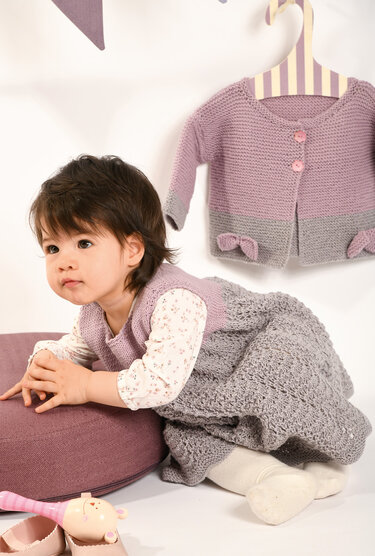 Strick-Set aus Kinderjäckchen und -kleid in Grau und Rosa - Bild 2
