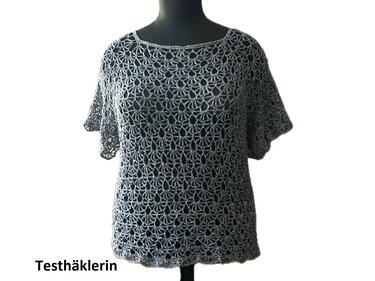 Gehäkeltes Damen-Shirt in Dunkelgrau mit Fächermuster auf Schneiderpuppe