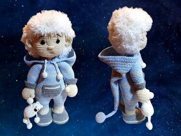 Vorder- und Rückansicht einer gehäkelten Puppe mit Kapuze, Bündchen und kleinem Kuscheltier