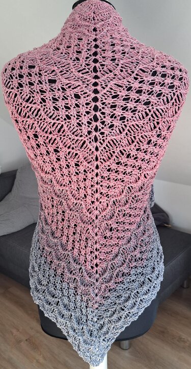 Rückseite eines Dreieckstuchs mit symmetrischer Mittelreihe und wiederholten Lochmustern, Farbverlauf rosa zu grau