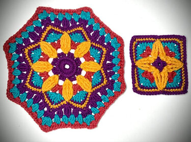 Achteckiges Häkel-Granny in Lila, Gelb, Türkis und Rot-Orange neben kleinem Granny-Quadrat